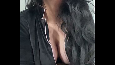 Sexy MILF Leana Lee tease her pussy